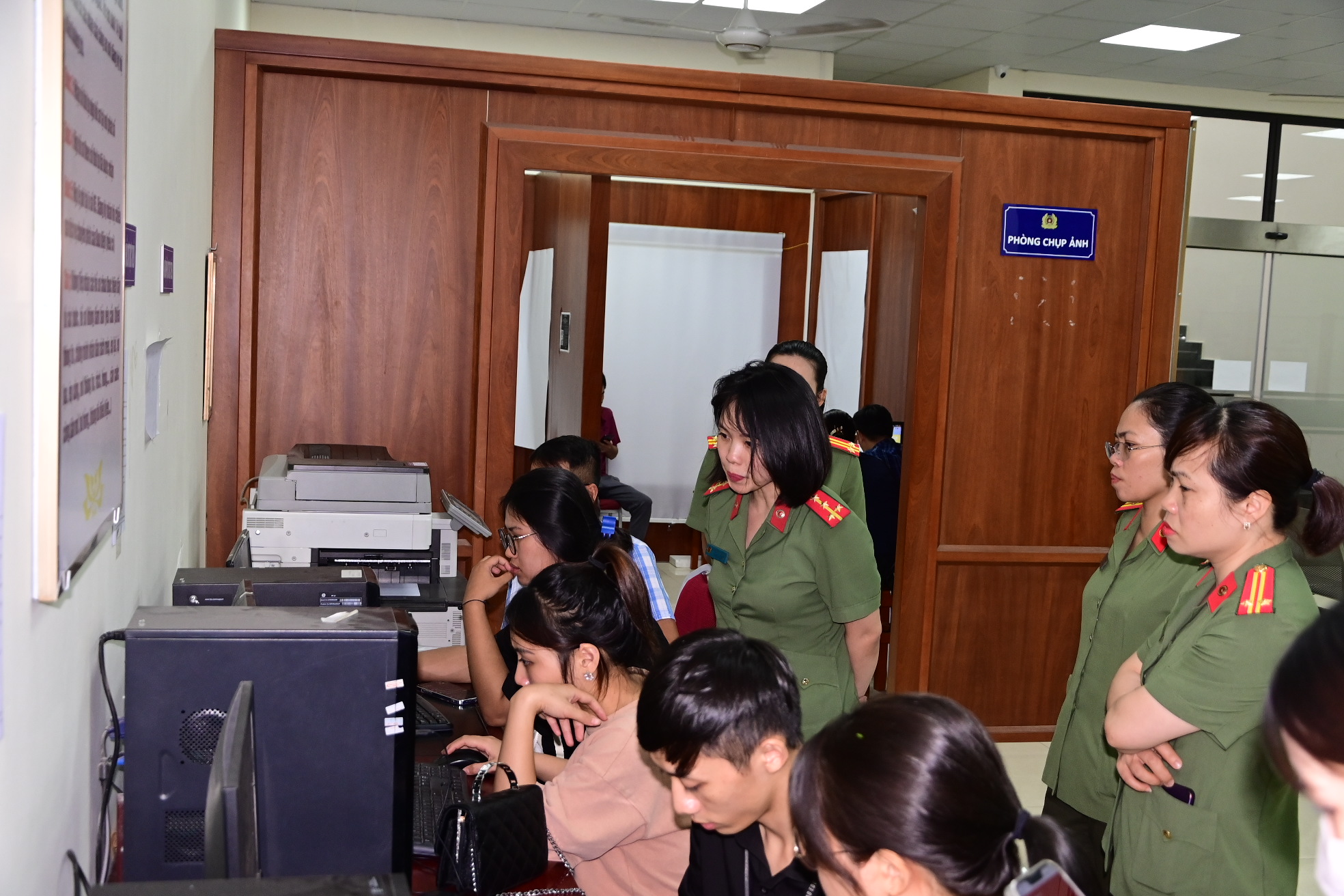 Phòng Quản lý xuất nhập cảnh - CATP: Nâng tỷ lệ hồ sơ trực tuyến lên 87,5%